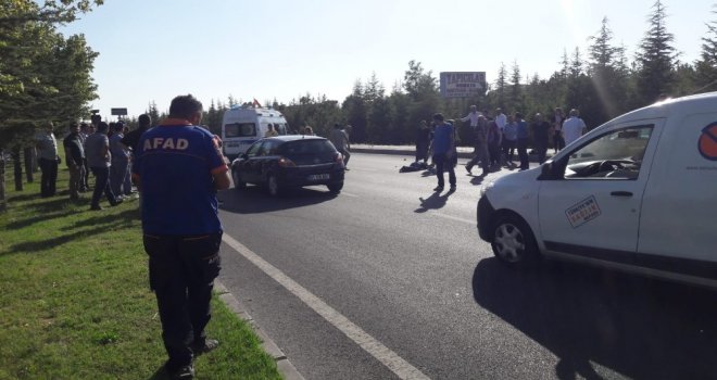Yolun Karşısına Geçmeye Çalışan 2 Kişiye Otomobil Çarptı