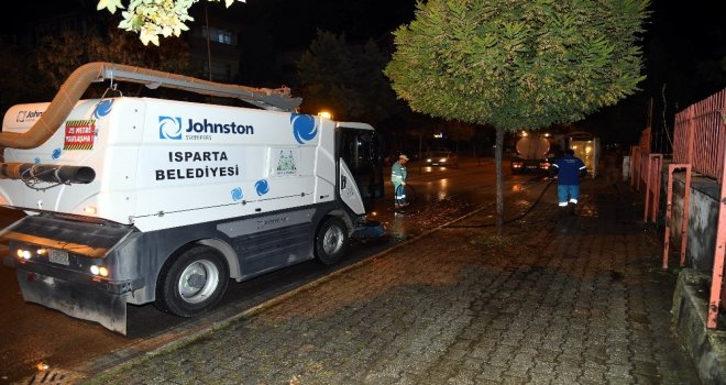 Isparta Belediyesinden Yol Ve Kaldırım Yıkama Çalışması