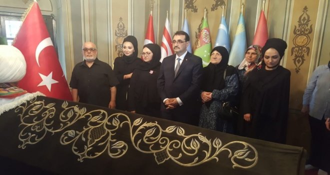 Bakan Dönmez, Ailece Ertuğrulgazi Türbesinde Dua Etti