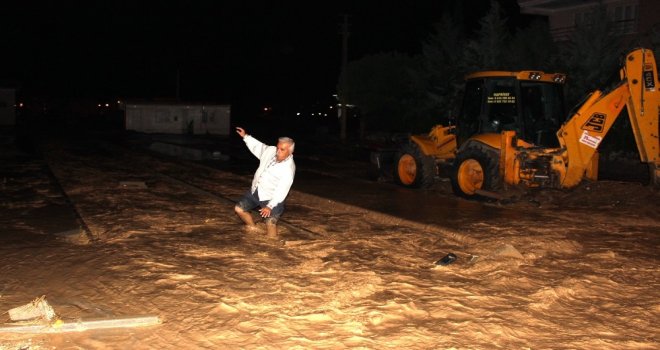 Sel Suları Adıyamanda Asfaltları Yerinden Söktü