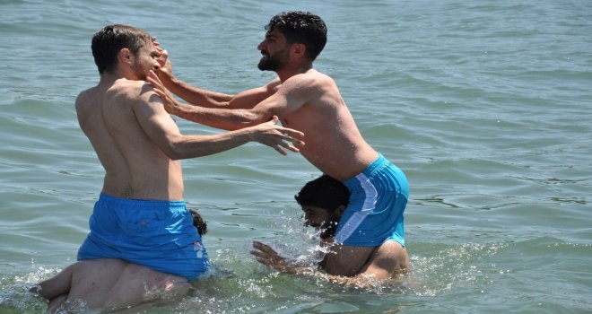 (Özel) Karsta Sıcaktan Bunalanlar Çıldır Gölünde Serinliyor