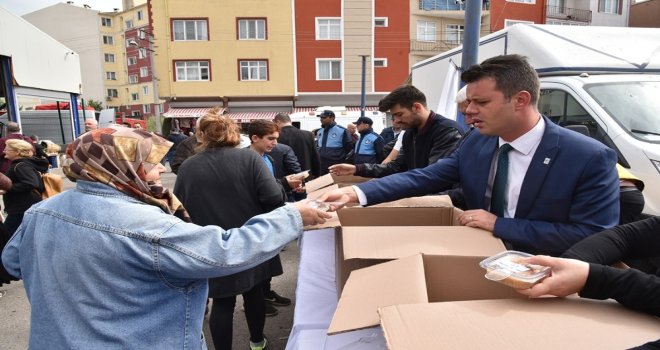 Başkan Sarıkurt Esnafa Ve Vatandaşa Aşure İkram Etti