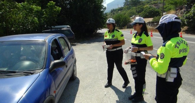 Trafik Polisleri, Ceza Yerine Şeker Ve Kolonya İkram Etti