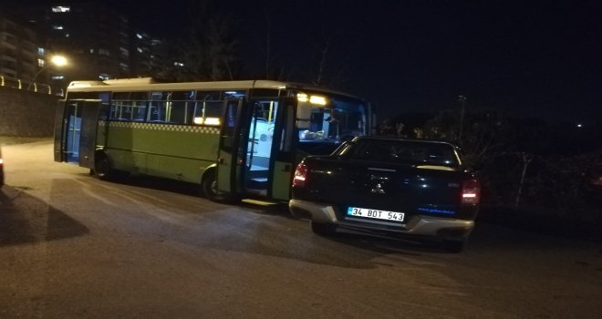 Halk Otobüsü İle Kamyonet Kafa Kafaya Çarpıştı: 2 Yaralı
