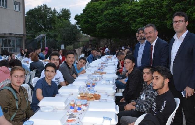 İftar Sırası Atatepe Meslek Lisesinde