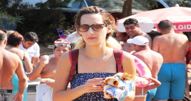 Hayırsever İşadamı Lüks Yatı İle Geldi, Halk Plajında Lahmacun Ayran Dağıttı