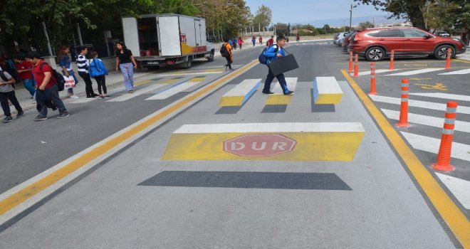 Okul Önünde Sürücüleri İster İstemez Yavaşlatan Yaya Geçidi