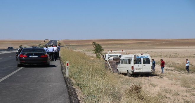 Lastiği Patlayan Yolcu Minibüsü Şarampole Yuvarlandı: 17 Yaralı