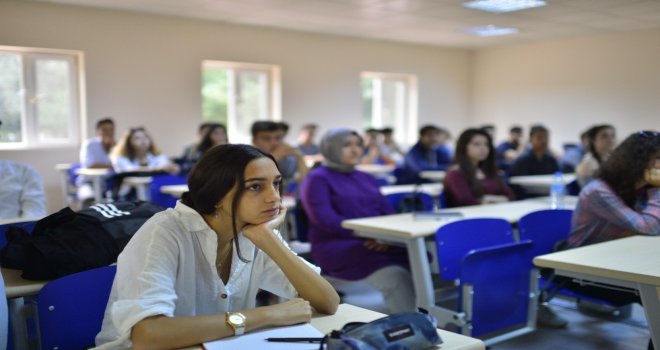 İlk Dersi Rektör Çiçek Verdi