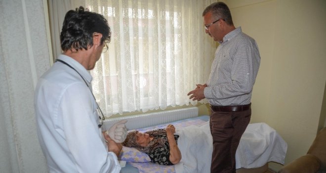 Karacabeyde ‘Mobil Başkan Ekibi Felçli Vatandaşa Yardım Elini Uzattı