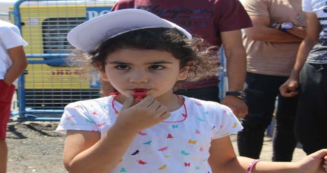 Validen Çocuklara Kırmızı Düdük