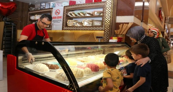 Meramda Bayram Öncesi Çocuklar Sevindirildi