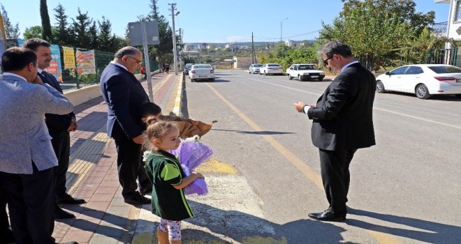 Milli Eğitim Müdüründen Minikler İçin Gölge Nöbeti