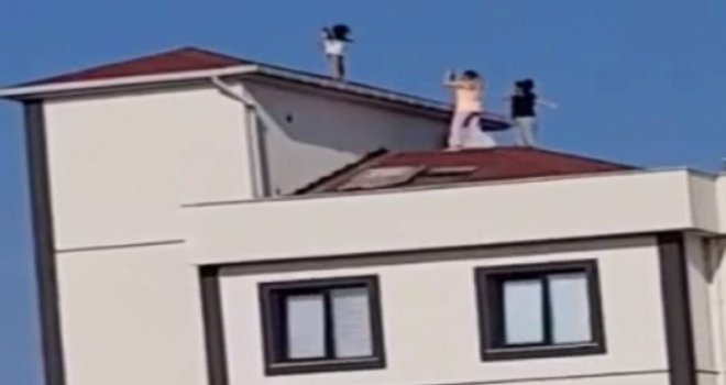 (Özel Haber) Küçük Bir Kızı Fotoğraf Çekmek İçin Çatıya Çıkaran Sorumsuzlar Kamerada