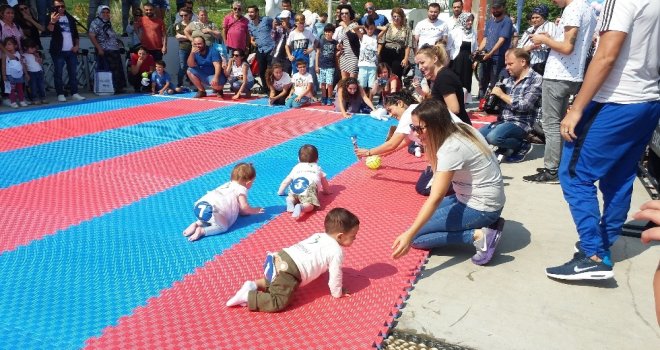 Emekleme Olimpiyatında Bebekler Birinci Olmak İçin Yarıştı