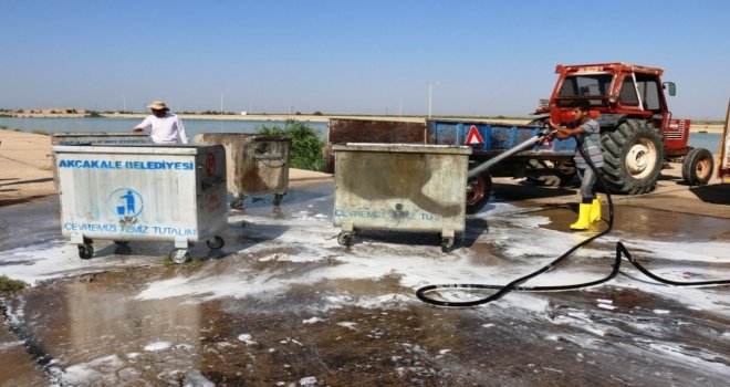 Akçakalede Çöp Konteynırları Temizleniyor
