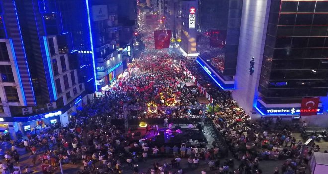 İzmirin İlçelerinde Zafer Coşkusu Gece Yarılarına Kadar Sürdü