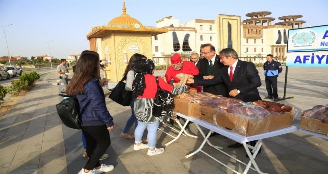 Belediye Başkanı Seçen, Rektör Bağlı İle Birlikte Öğrencilere Süt Ve Poğaça Dağıttı