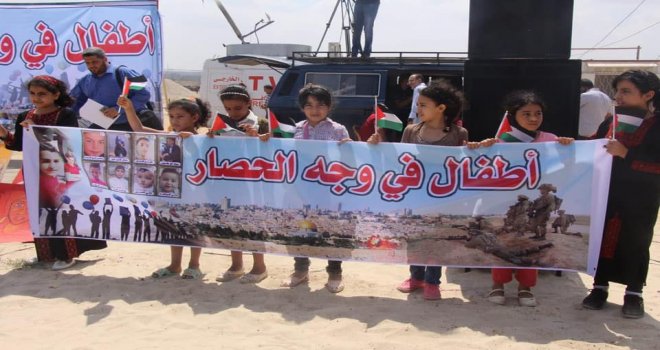 Filistinli Çocuklar İsrailin Gazze Kuşatmasını Protesto Etti