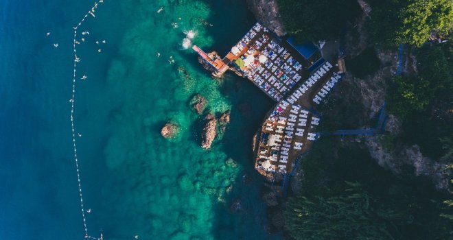 Muratpaşada Falez Plajları Ve Kafeler Bayramda Açık