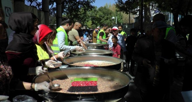 Bin 300 Kişilik Aşure Dağıtıldı