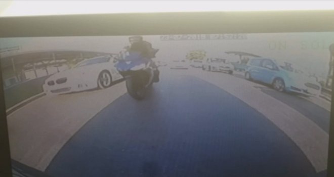 (Özel Haber) Bursada Motosiklet Kazası Kameralara Yansıdı, Sürücü Kılpayı Ölümden Döndü