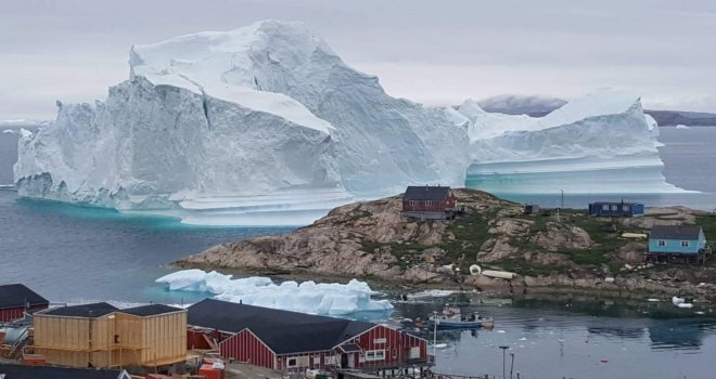 Dev Buz Dağı Sahil Köyünü Tehdit Ediyor