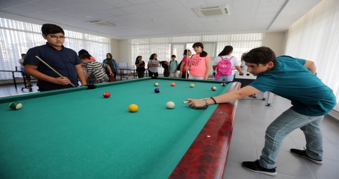 Yenimahalleliler, Gençlik Merkezinde Eğleniyor