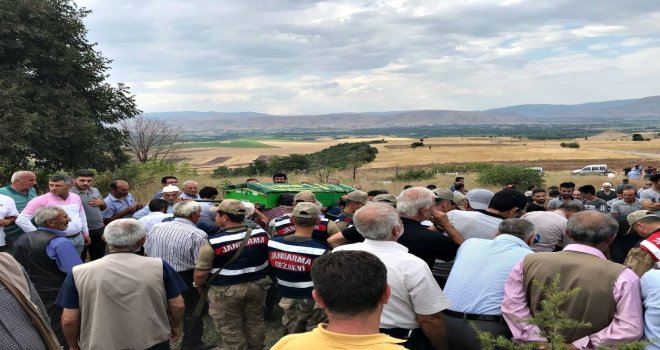 Piknikten Dönerken Kazada Hayatını Kaybedenler Defnedildi