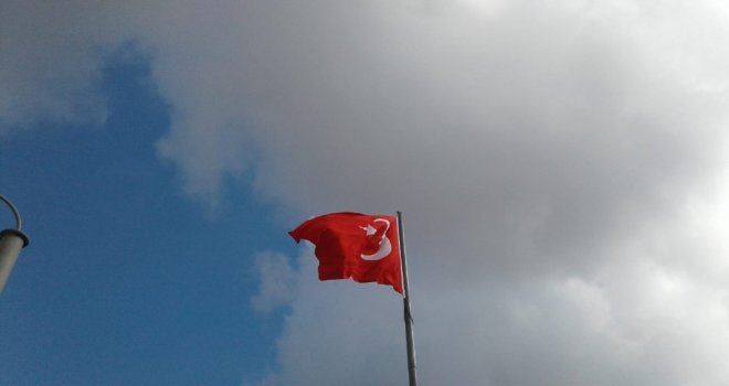 İzmit Belediyesi, Kentteki Türk Bayraklarını Yeniledi