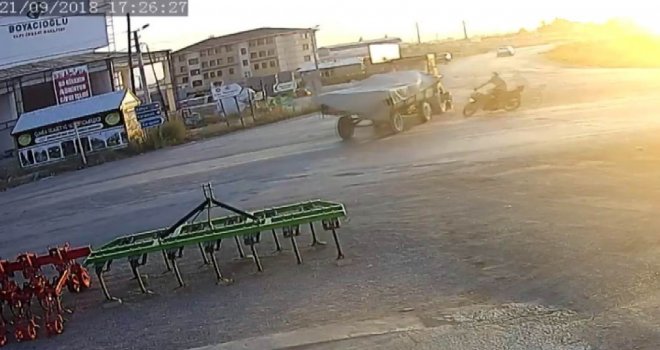 Motosikletin Römorka Çarptığı Ölümlü Kaza Güvenlik Kamerasında