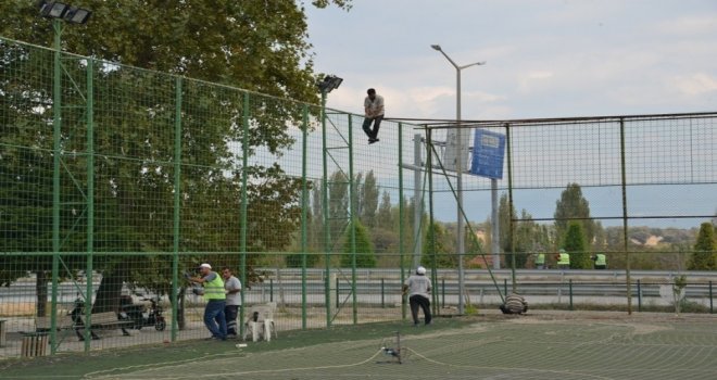 Eski Halı Saha Modern Hale Getiriliyor