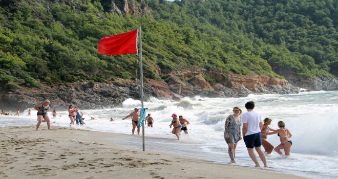 Alanyada Kırmızı Bayraklar Bile Turistleri Durduramadı