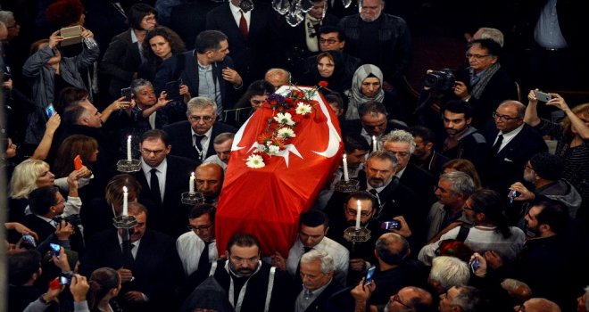 Ara Güler İçin Beyoğlu Üç Horan Ermeni Kilisesinde Tören Düzenlendi