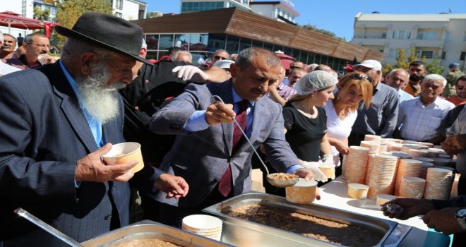 Vali Sonel, Vatandaşlara Aşure İkram Etti