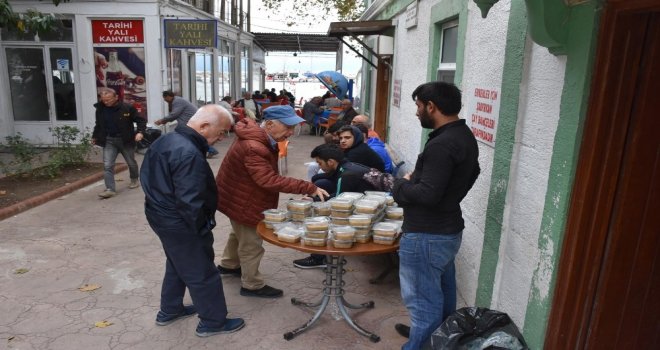 Sinopta Cuma Namazı Çıkışı Aşure Dağıtıldı