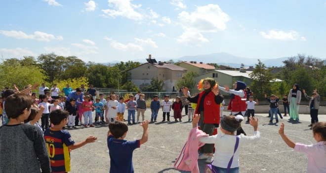 Gençlerden Miniklere Okula Kaynaşma Desteği