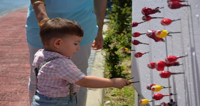 Şekerli Reklam Panoları Çocukları Yine Sevindirdi