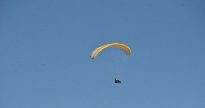 Erzincan Valisi Paraşütle Uçtu