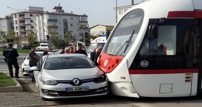 Tramvay Otomobile Çarptı: 1 Yaralı