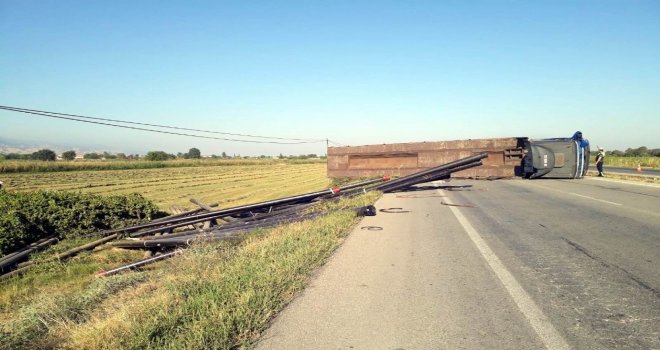 Manisada Doğalgaz Borusu Yüklü Tır Devrildi: 2 Yaralı