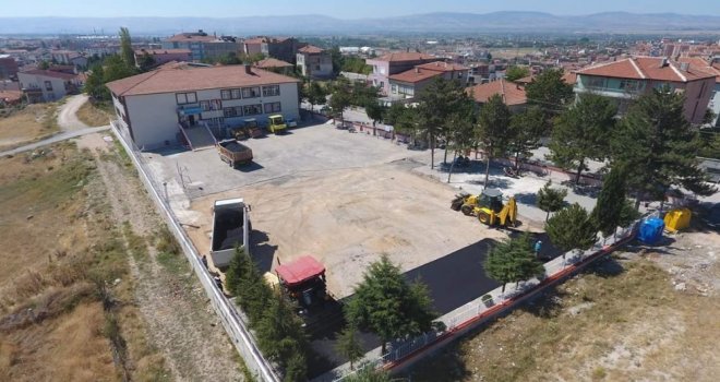 Belediyeden Okul Bahçesine Asfalt
