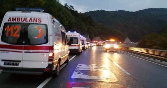 Bozüyük Belediyesinden Mahsur Kalan Yolculara Kek Ve Meyve Suyu İkramı