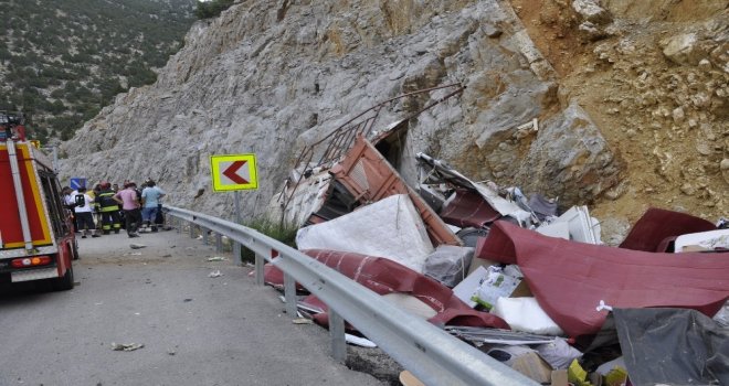 Kontrolden Çıkan Kamyon Kayalığa Çarptı: 1 Ölü, 1 Yaralı