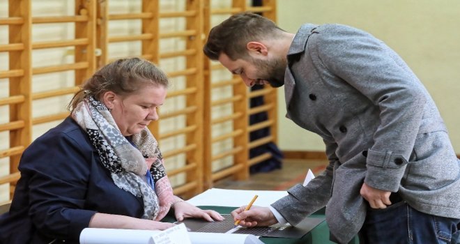 Polonya Yerel Seçimler İçin Sandık Başında