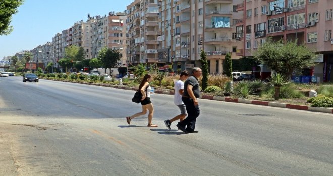 Az Önce Kaldırılan Cenaze Bile İnsanları 100 Metrelik Üst Geçide Yürütemedi