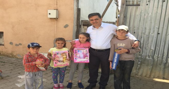 Başkan Yalçından Çocuklara Hediye