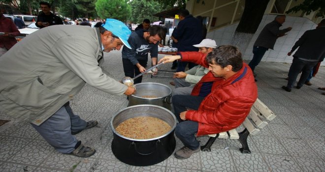 Başkan Taşkın Aşure Dağıttı