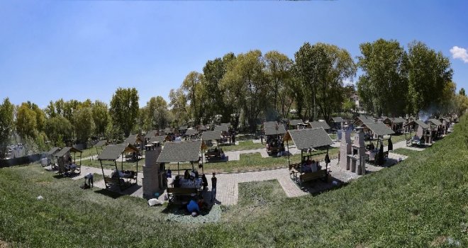 Bayramda Piknikçileri Gözdesi Yakacık Oldu