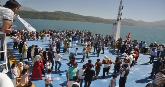 Türkiyenin En Büyük Feribotuyla, Dünyanın En Büyük Gölü Üzerinde Halay Çektiler